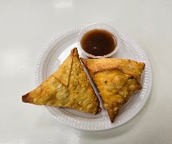 Freshly fried vegetable samosas